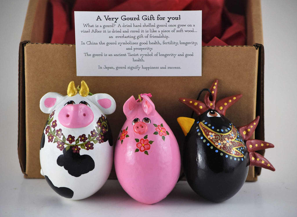 Handmade gourd ornaments of a cow, pig, and rooster for animal lovers, perfect Christmas tree decorations and gifts.